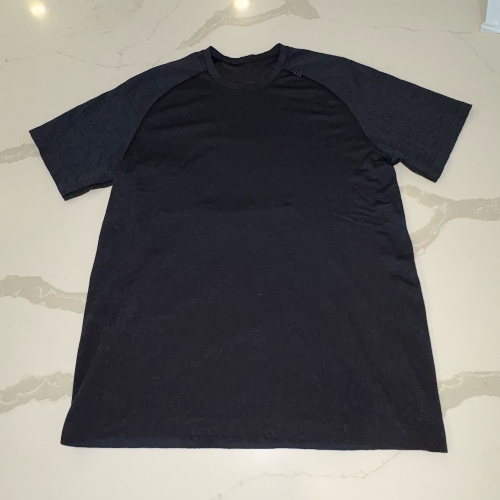 lululemon athletica men’s vent tech T 2.0 Navy and Black Short Sleeve Tee